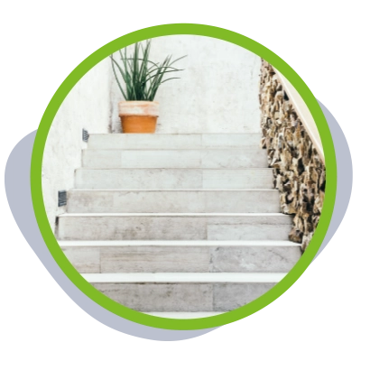 klatka schodowa z betonowymi schodami