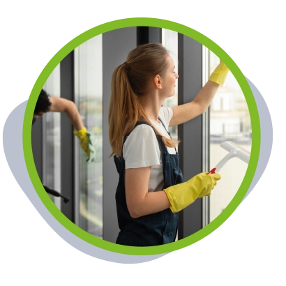 kobieta w stroju roboczym myje okna