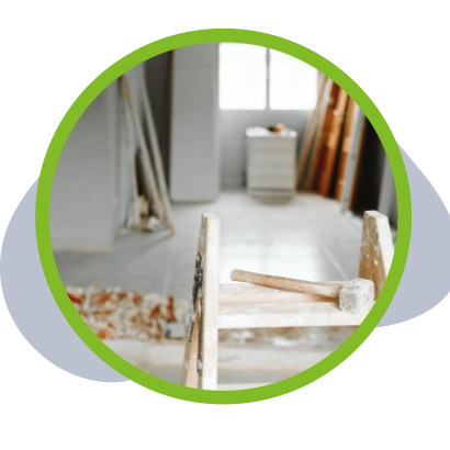 drabina i młotek, w tle remontowane mieszkanie